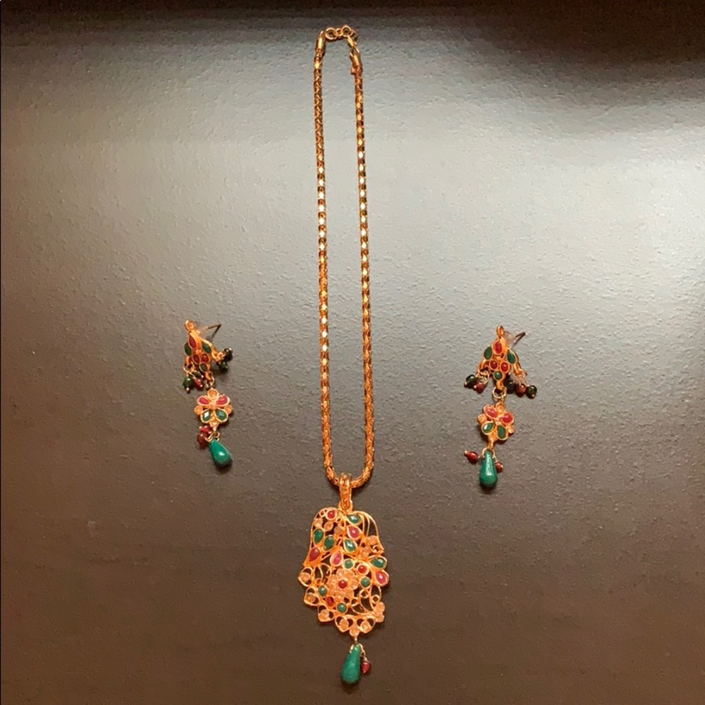 Necklace and earring set